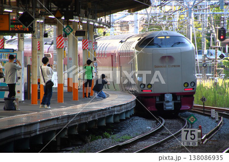 朝ラッシュ前の大船駅を通過する寝台特急サンライズ瀬戸・出雲号 138086935
