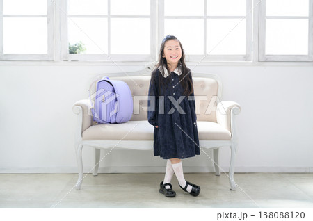 ソファの前に立つ日本人の女の子 ソファの前に立つ日本人の女の子 138088120