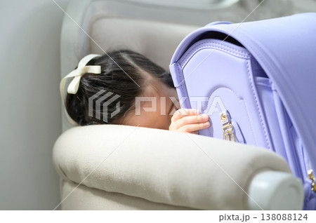 ソファでランドセルに隠れる日本人の女の子 ソファでランドセルに隠れる日本人の女の子 138088124