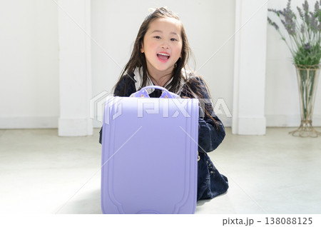 ランドセルの後ろで体育座りをする日本人の女の子 138088125