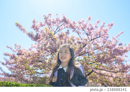 桜を背景に笑顔のランドセルを背負った日本人の女の子 桜を背景に笑顔のランドセルを背負った日本人の女の子 138088141