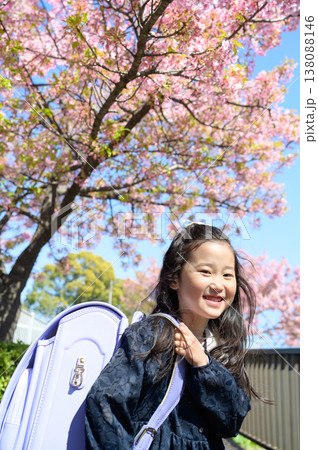 桜を背景にランドセルを背負う日本人の女の子 138088146