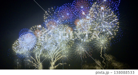長岡まつり大花火大会の豪華なスターマイン 夜空に広がる大輪の花 138088533