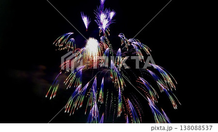 隅田川花火大会の虹色花火 - 東京の夜空を彩る多彩な光の芸術 138088537