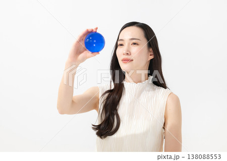 ガラスの地球儀を持つ女性 138088553