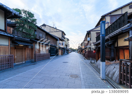 京都祇園の花見小路 (京都市東山区) 138089095