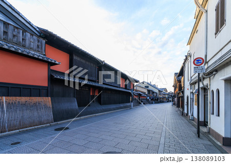 京都祇園の花見小路 (京都市東山区) 138089103