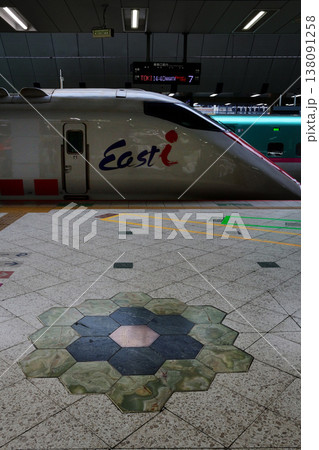 東京駅東北新幹線ゼロキロポストとEast i 138091258