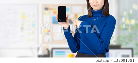 スマートフォンを指差す女性・ビジネスウーマン スマートフォンを指差す女性・ビジネスウーマン 138091381