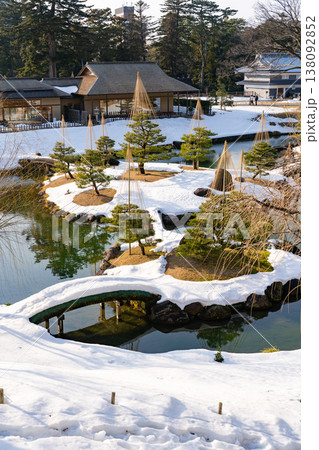 雪の玉泉院丸庭園と雪吊りの冬景色 雪の玉泉院丸庭園と雪吊りの冬景色 138092852