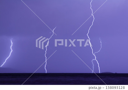 Dangerous storm of lightning and lightning in the clouds that touch the ground 138093128