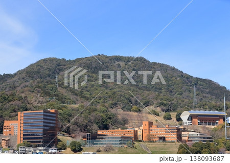 武田山と広島経済大学(広島市安佐南区) 武田山と広島経済大学(広島市安佐南区) 138093687