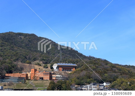 武田山と広島経済大学(広島市安佐南区) 武田山と広島経済大学(広島市安佐南区) 138093689