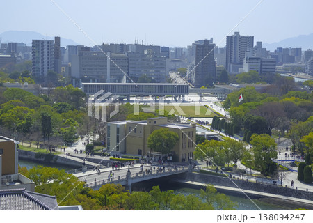 広島の平和公園と広島市街の俯瞰風景 広島の平和公園と広島市街の俯瞰風景 138094247