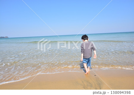 糸島市 波打ち際を走る幼児 糸島市 波打ち際を走る幼児 138094398