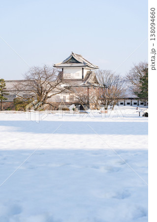 雪景色に佇む金沢城 五十間長屋 雪景色に佇む金沢城 五十間長屋 138094660
