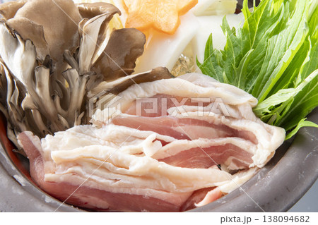 鶏肉の鍋料理 舞茸・水菜・にんじん・大根入り 土鍋に盛った彩り豊かな和食の鍋 冬の食卓イメージ 138094682