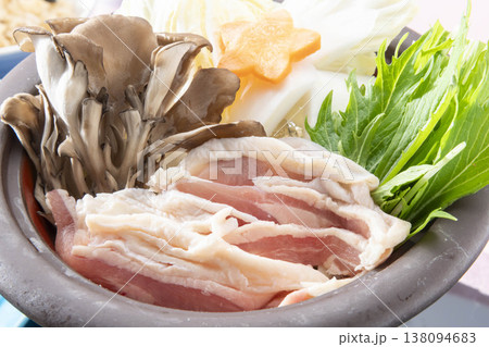 鶏肉の鍋料理 舞茸・水菜・にんじん・大根入り 土鍋に盛った彩り豊かな和食の鍋 冬の食卓イメージ 138094683