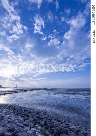 熊本県 長部田海床路と干潟の風景 138094684