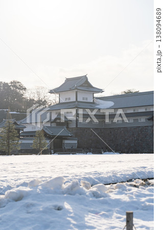雪景色に佇む金沢城 橋爪門と五十間長屋 138094689
