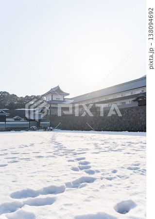 雪景色に佇む金沢城 橋爪門と五十間長屋 138094692