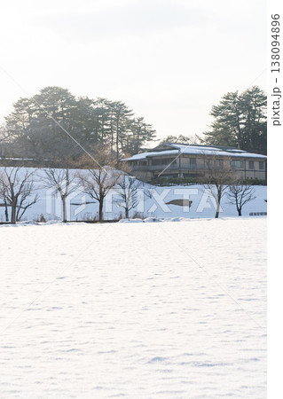 雪に覆われた金沢城 新丸広場の冬景色 雪に覆われた金沢城 新丸広場の冬景色 138094896