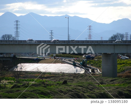 堤防舗装工事 小山川左岸(2022.3.20) 埼玉県深谷市 新明橋の東側 春の日差しの河川敷 138095180