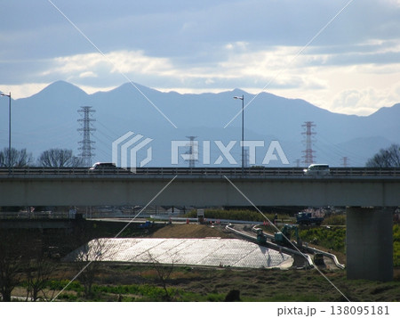 堤防舗装工事 小山川左岸(2022.3.20) プレートが日差しを受けて眩しいです 新明橋の東側 138095181