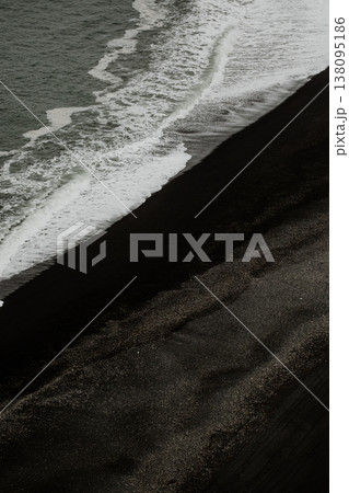 Aerial view of the black sand beach at Dyrholaey, South Iceland, with the vast Atlantic Ocean. 138095186