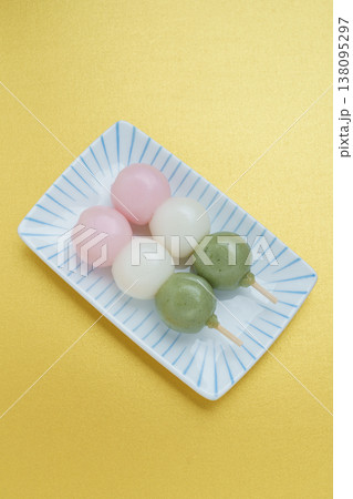 三色団子・花見団子│金背景 138095297