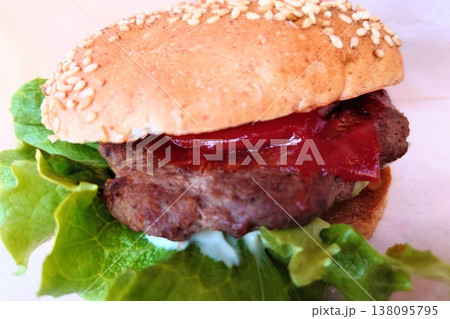 島根県三瓶山名物 三瓶バーガー 手作りハンバーガーのクローズアップ 島根県三瓶山名物 三瓶バーガー 手作りハンバーガーのクローズアップ 138095795