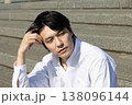 屋外　男性ポートレート 138096144