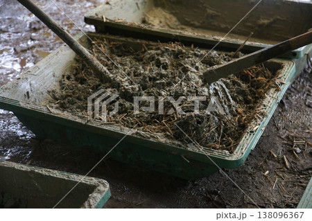 荒壁土を作る様子 荒壁土を作る様子 138096367