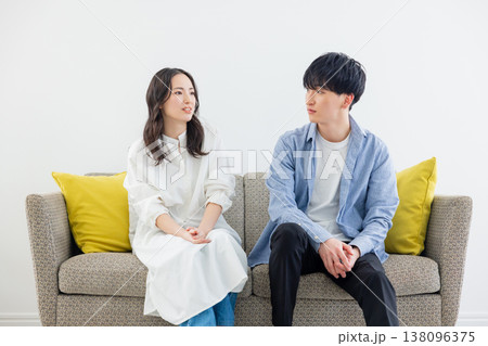 リビングでくつろぐカップル　 138096375