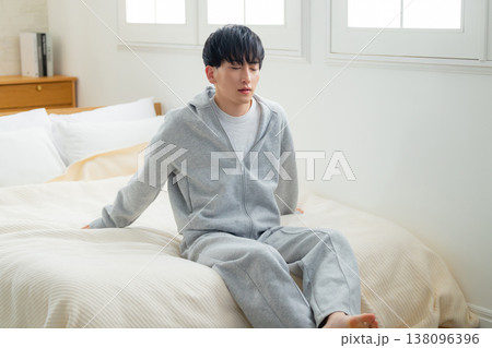 ベッドに座る男性 138096396