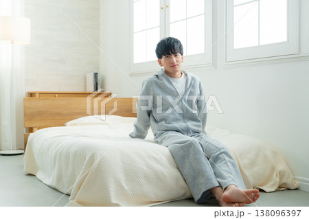 ベッドに座る男性 138096397