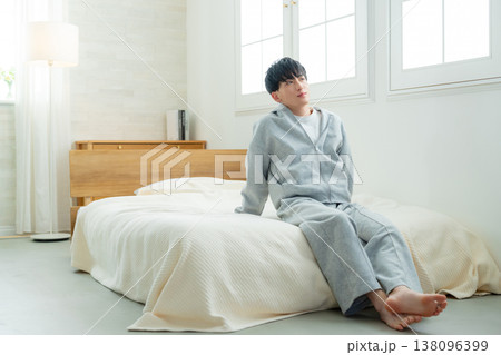 ベッドに座る男性 138096399