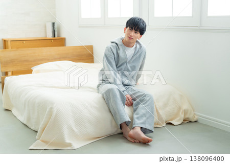 ベッドに座る男性 ベッドに座る男性 138096400