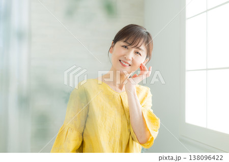 窓辺の60代女性　 138096422