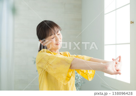 窓辺の60代女性　 138096428