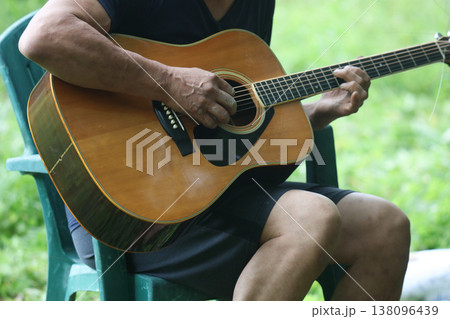アコースティックギターを弾く男性 アコースティックギターを弾く男性 138096439
