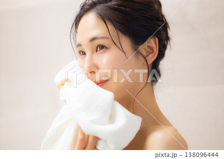 お風呂上がりに顔をタオルで拭く若い女性 138096444