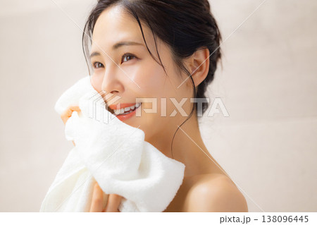 お風呂上がりに顔をタオルで拭く若い女性 138096445