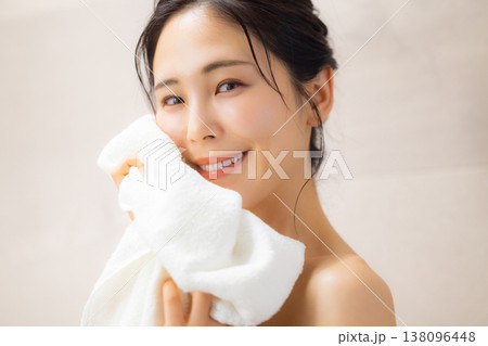 お風呂上がりに顔をタオルで拭く若い女性 138096448