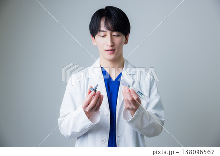 白衣を着た若い男性 白衣を着た若い男性 138096567