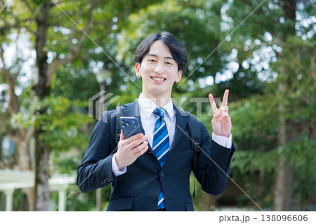 スマホを持った若いビジネスマン 　 138096606
