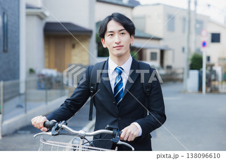 自転車を押して歩くビジネスマン 自転車を押して歩くビジネスマン 138096610