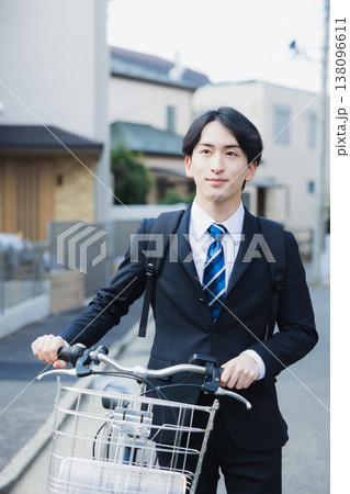 自転車を押して歩くビジネスマン 自転車を押して歩くビジネスマン 138096611