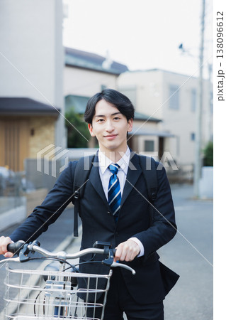 自転車を押して歩くビジネスマン 自転車を押して歩くビジネスマン 138096612