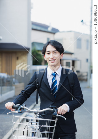 自転車を押して歩くビジネスマン  138096613